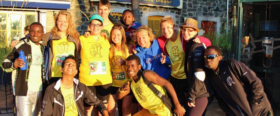 Une partie des membres de l'édition 2012-2013 de Cours ta réussite s'offre un moment de détente dans le Vieux-Québec avant d'aller prendre le traversier vers Lévis pour le départ du Marathon des Deux Rives, le 25 août 2013.