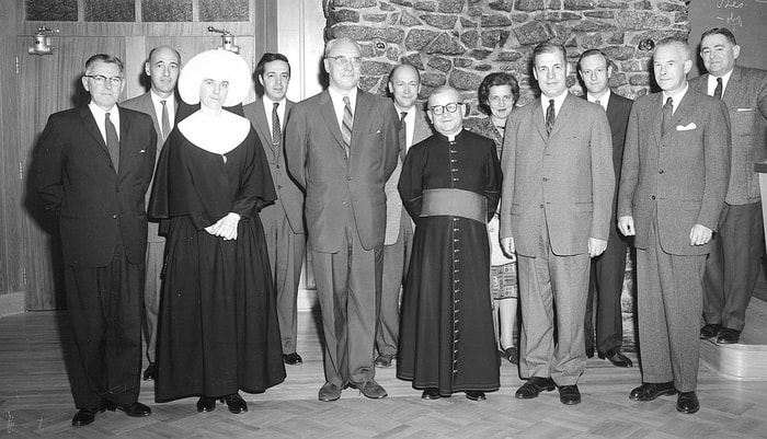 <p>Les commissaires et membres du personnel de la commission Parent, en 1961. De gauche à droite: John McIlhone, C. Wynne Dickson, sœur Marie-Laurent de Rome (Ghislaine Roquet), Michel Giroux, David Munroe, Arthur Tremblay, Mgr Alphonse-Marie Parent, Jeanne Lapointe, Gérard Filion, Guy Rocher, Paul Larocque et Louis-Philippe Audet.</p>