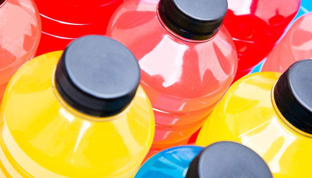 <p>Les eaux vitaminées et les boissons énergisantes font partie des produits dans lesquels les fabricants ajoutent des vitamines et minéraux, sans y être tenus par la réglementation canadienne.</p>