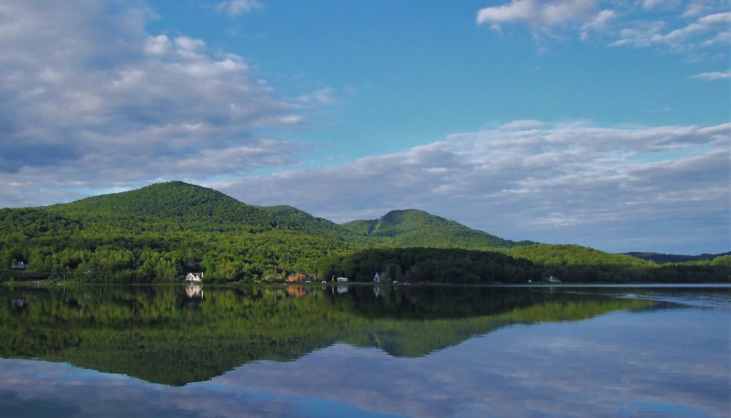 Depuis le traitement appliqué en 2017, le lac Bromont affiche des concentrations de phosphore 70% moins élevées, l'eau y est plus claire et la fréquence des éclosions d'algues bleu-vert est de 4 à 5 fois plus basse.