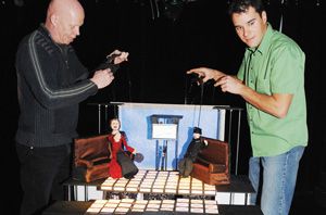 Robert Faguy et Jean-Philippe Jobin au travail avec leur castelet électronique, dans les locaux du Laboratoire des nouvelles technologies de l'image, du son et de la scène, au pavillon Louis-Jacques-Casault.