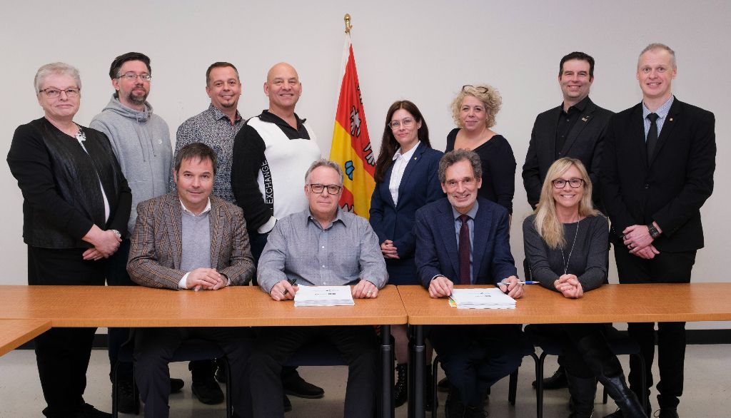 <p>Le président du SEUL, Mario
Duclos, et le vice-recteur exécutif et vice-recteur aux ressources humaines et
aux finances, André Darveau, signent la convention collective 2020-2024 entourés
des comités de négociation.</p>