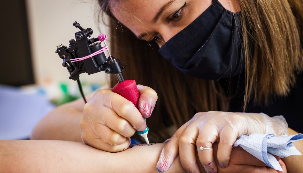 L'appareil conçu par les chercheurs est une version modifiée du dermographe des tatoueurs. Il permet de livrer le vaccin dans le derme, à l'aide de micro-injections, plutôt que dans un muscle.