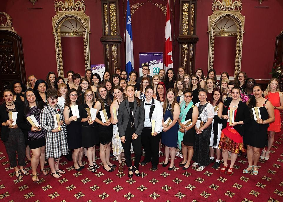 Les lauréates du 20e concours Chapeau les filles!, réunies dans le Salon rouge de l'Assemblée nationale, entourent la porte-parole de l'événement de cette année, Stéphanie Lévesque, l'une des gagnantes du concours 1999-2000.