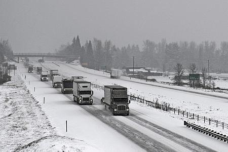 Les camions qui roulent à haute vitesse «sautent» verticalement en réponse aux imperfections dans le profil de la chaussée. La durabilité des routes peut en souffrir.