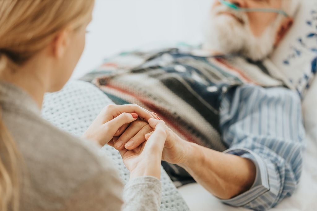 C'est une question de mois avant que les demandes anticipées d'aide médicale à mourir soit légalisées au Québec, avec des critères bien définis. D'autres pays le permettent déjà. Comment balisent-ils cette aide?