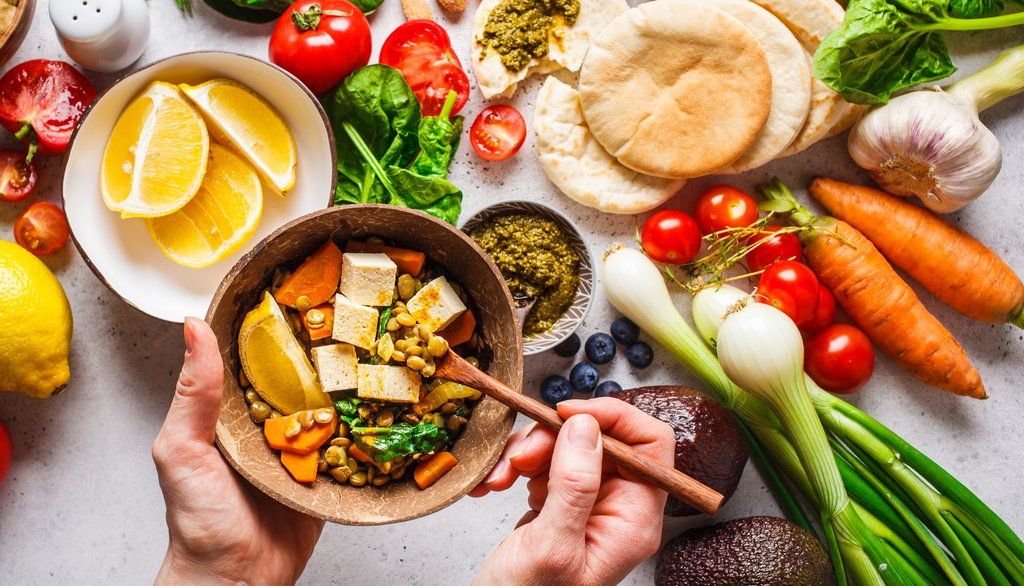Le végétarisme se définit comme une façon de s’alimenter qui est basée surtout, et parfois même exclusivement, sur les aliments d’origine végétale. Il existerait une demi-douzaine de types de régimes végétariens et semi-végétariens.