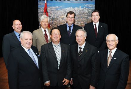 Première rangée: Gaëtan Gagné, président et chef de la direction, Aéroport de Québec, Denis Bolduc, directeur de la Chaire de recherche aéroportuaire, Denis Brière, recteur, et Guy Vachon, président du conseil d'administration d'Aéroport de Québec. Deuxième rangée: François Sauvé, directeur du Bureau des chaires, Edwin Bourget, vice-recteur à la recherche et à la création, François Blais, doyen de la Faculté des sciences sociales, et François Bilodeau, conseiller du président, stratégie et planification, d'Aéroport de Québec.