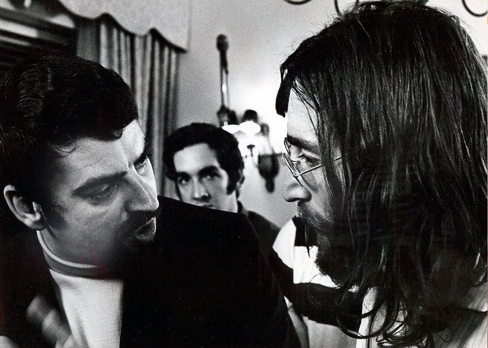 <p>Le 1er juin 1969, André Perry recevait un appel qui allait le marquer à jamais. John Lennon, de passage à Montréal, cherchait un ingénieur de son pour enregistrer la chanson Give Peace a Chance. L’immense succès de l’enregistrement a fait de Perry une sommité dans le domaine de la musique.</p>