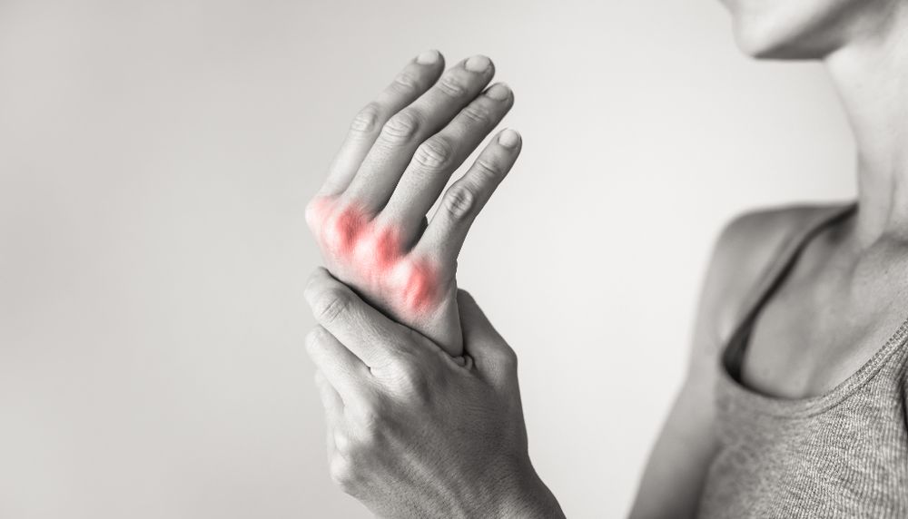 La polyarthrite rhumatoïde – qui est la forme auto-immune de l’arthrite – touche 1% à 2% de la population canadienne. Elle est causée par un dérèglement du système immunitaire, qui attaque la membrane des articulations et d’autres tissus sains.