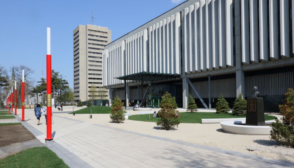 La Promenade des Cent-Associés, entre les pavillons Jean-Charles-Bonenfant et Charles-De Koninck à l'Université Laval