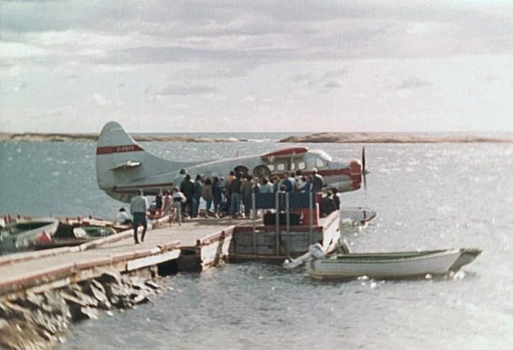 <p>Dans les années 1980, aucune route ne reliait le village innu de La Romaine au reste de la Côte-Nord. Le transport se faisait en hydravion en été et en avion équipé de skis en hiver.</p>