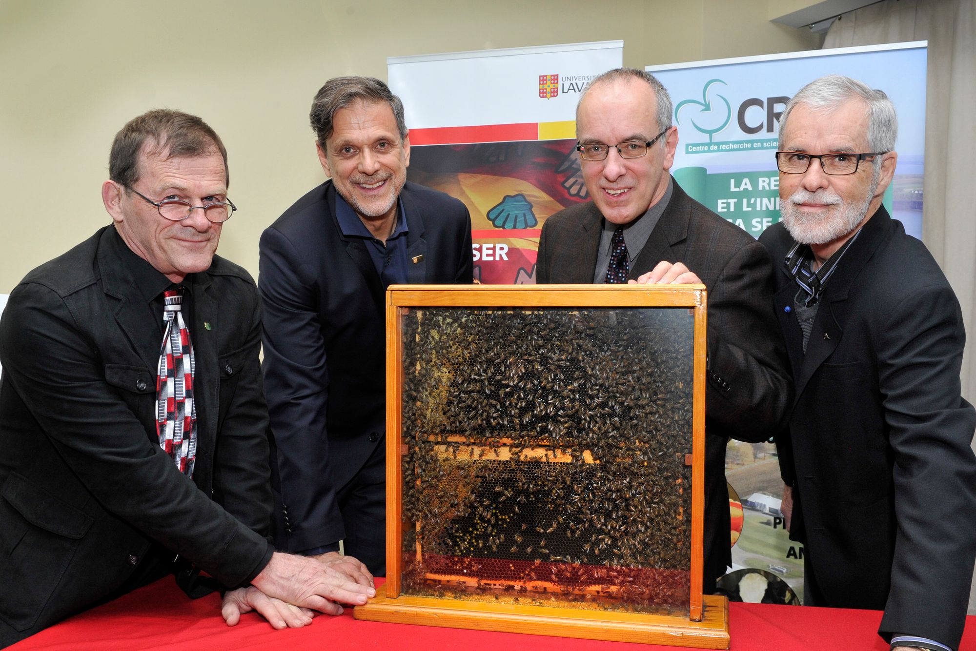 <p>De gauche à droite, Léo Buteau, président de la Fédération des apiculteurs du Québec, Pierre Giovenazzo, titulaire de la CLE, Jean-Paul Laforest, président du CA du Centre de recherche en sciences animales de Deschambault et Marc Larouche, président du Syndicat des producteurs de bleuets du Québec.</p>