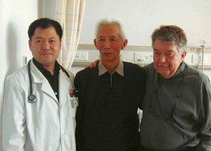 <p>Jean Deslauriers en compagnie d'un collègue chirurgien chinois et d'un patient à qui il avait enlevé le poumon gauche.</p>