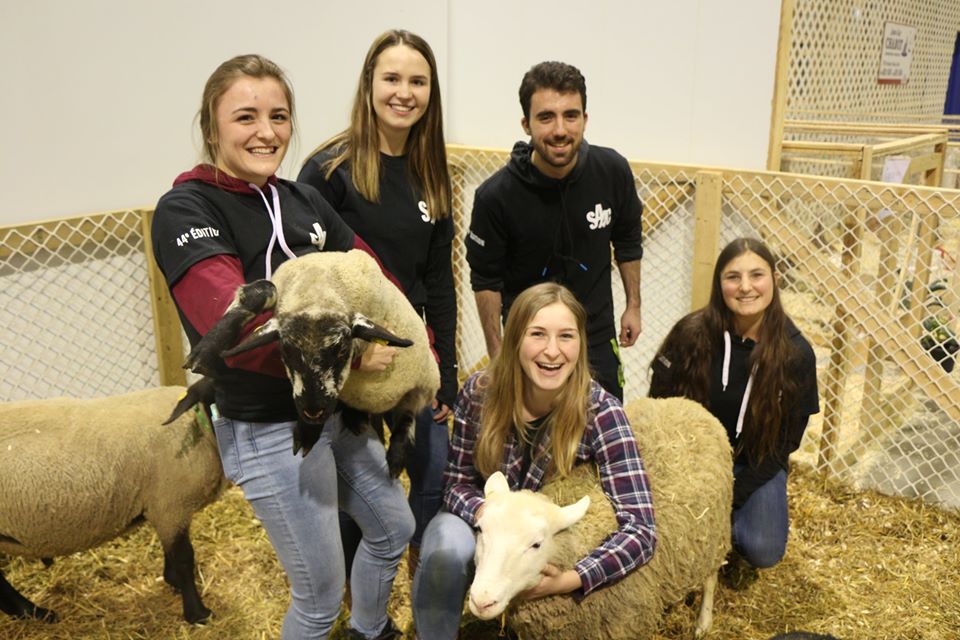 <p>Bianka Labrecque, Catherine Bourdeau, Simon Michaud, Léa-Marie Martin et Émilie Blondeau, tous étudiants bénévoles, lors de la 44e présentation de l’événement.</p>