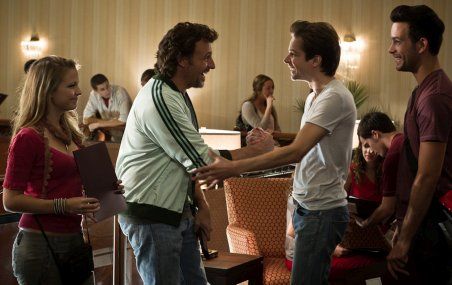 Scène tirée du film Starbuck, comédie réalisée par Ken Scott en 2011. Le héros et grand donneur de sperme devant l'Éternel, David Wozniak, (Patrick  Huard) rencontre l'un de ses  533 descendants.