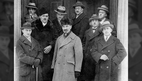 Le premier directeur de l'École de pharmacie, Alfred-Émile Francoeur, au centre, vêtu d'un manteau pâle, entouré de 8 étudiants pendant l'hiver 1926-1927. Les noms des étudiants ne figurent pas dans les archives. Vous reconnaissez quelqu'un dans le groupe? Communiquez avec nous à nouvelles@ulaval.ca.