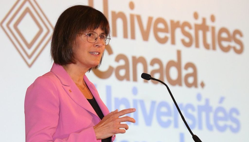 La rectrice Sophie D’Amours durant son allocution, le mercredi 30 octobre à Ottawa. Dans le communiqué d’Universités Canada, elle déclare que les universités canadiennes ont un rôle central à jouer dans le renforcement de la capacité du Canada à répondre aux défis mondiaux.