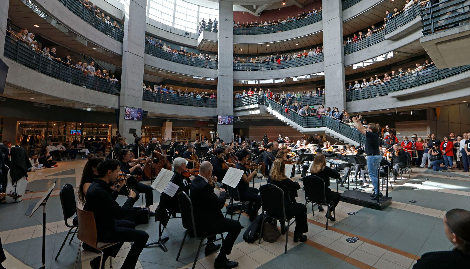 <p>Une foule imposante est venue à l'atrium écouter l'Orchestre symphonique de Québec, ici sous la direction du directeur musical Clemens Schuldt.</p>