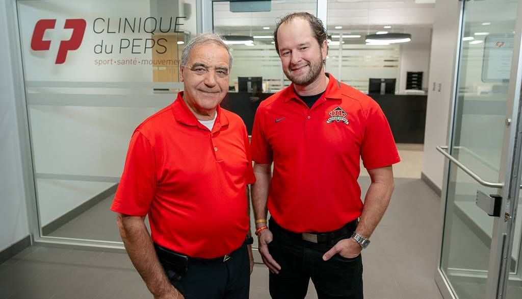 <p>Germain Thériault et Michael Morin à l’entrée de la nouvelle clinique du PEPS.</p>