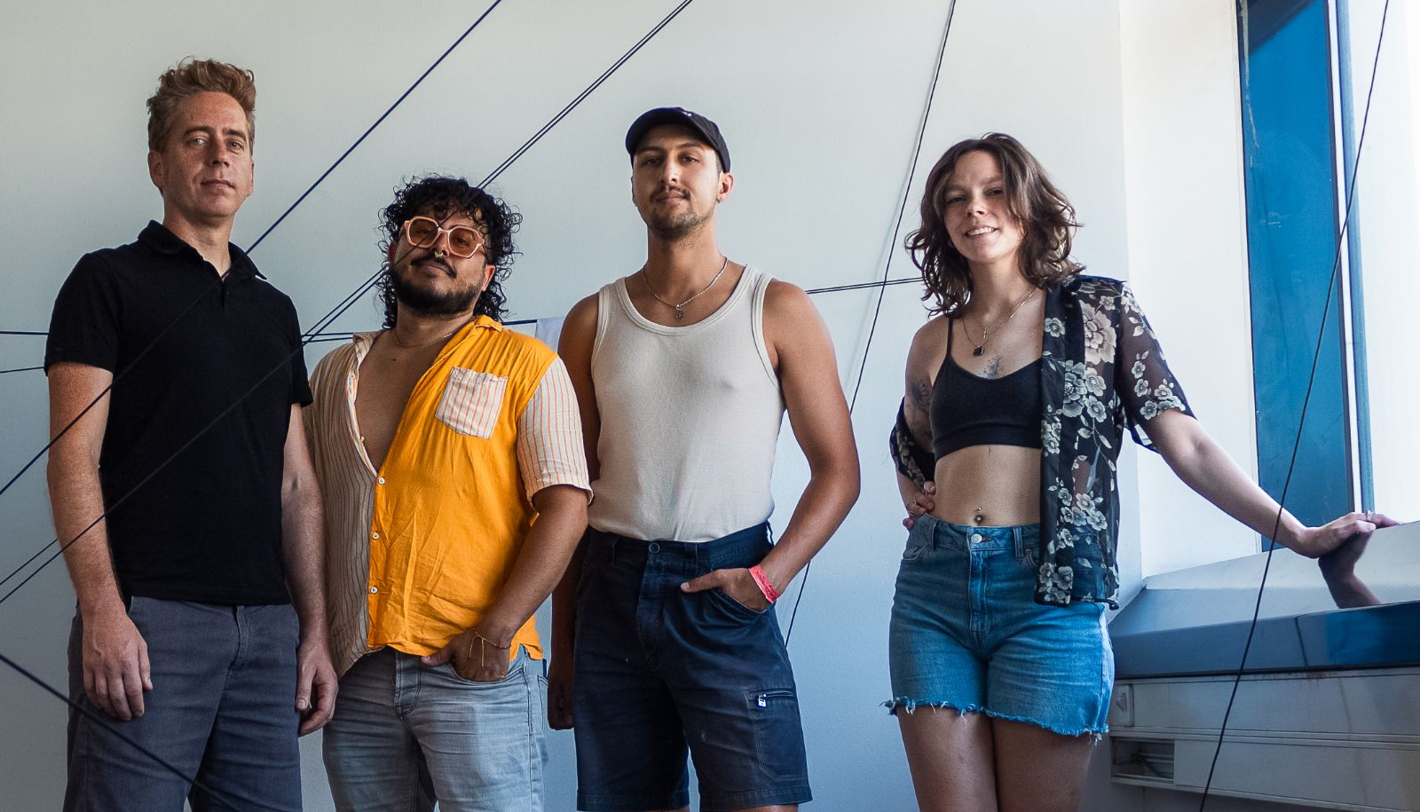 De gauche à droite, les étudiants Pierre Boulanger, Juan David Molina, Samah Saidi et Triska Sicuranzo Gagné, créateurs de l'installation Capturer l'éther: transmutations d'influx intangibles.