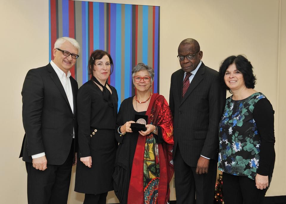Francine Saillant a reçu la médaille en clôture d'un séminaire du CÉLAT, le 15 décembre. La voici entourée de Laurier Turgeon, professeur d'ethnologie, titulaire de la Chaire de recherche du Canada en patrimoine ethnologique et président du jury, Madeleine Pastinelli, professeure de sociologie et directrice du CÉLAT, Khadiyatoulah Fall, directeur du CÉLAT à l'UQAC et membre du jury, et Hélène Cormier, éditrice aux Presses de l'Université Laval.