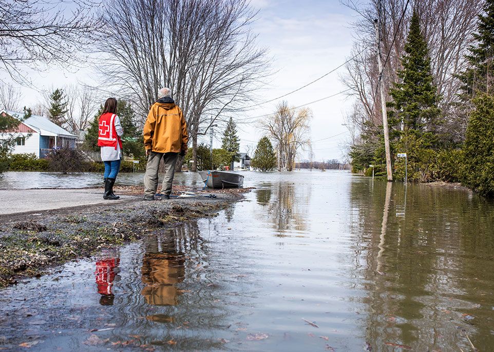 <p>À Rigaud, au printemps 2019, des bénévoles de la Croix-Rouge ont rencontré les personnes touchées par les inondations. Des dizaines de familles ont été évacuées et de nombreuses routes et maisons ont été inondées et isolées. </p>