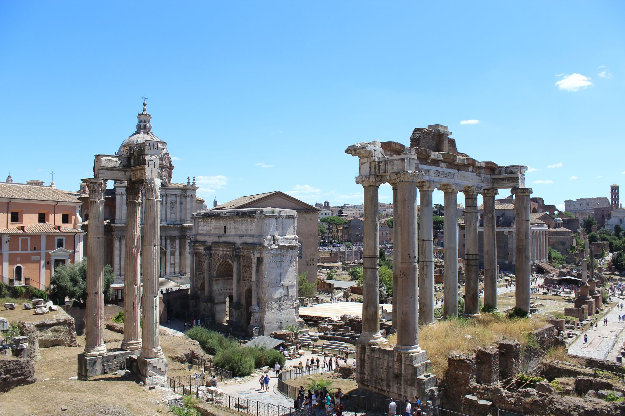 Vue du Forum romain. Dans la Rome antique, le Forum était la place principale, le centre vivant de la ville. Aux premiers siècles de la chrétienté, Rome était l'un des grands centres de rayonnement chrétien.