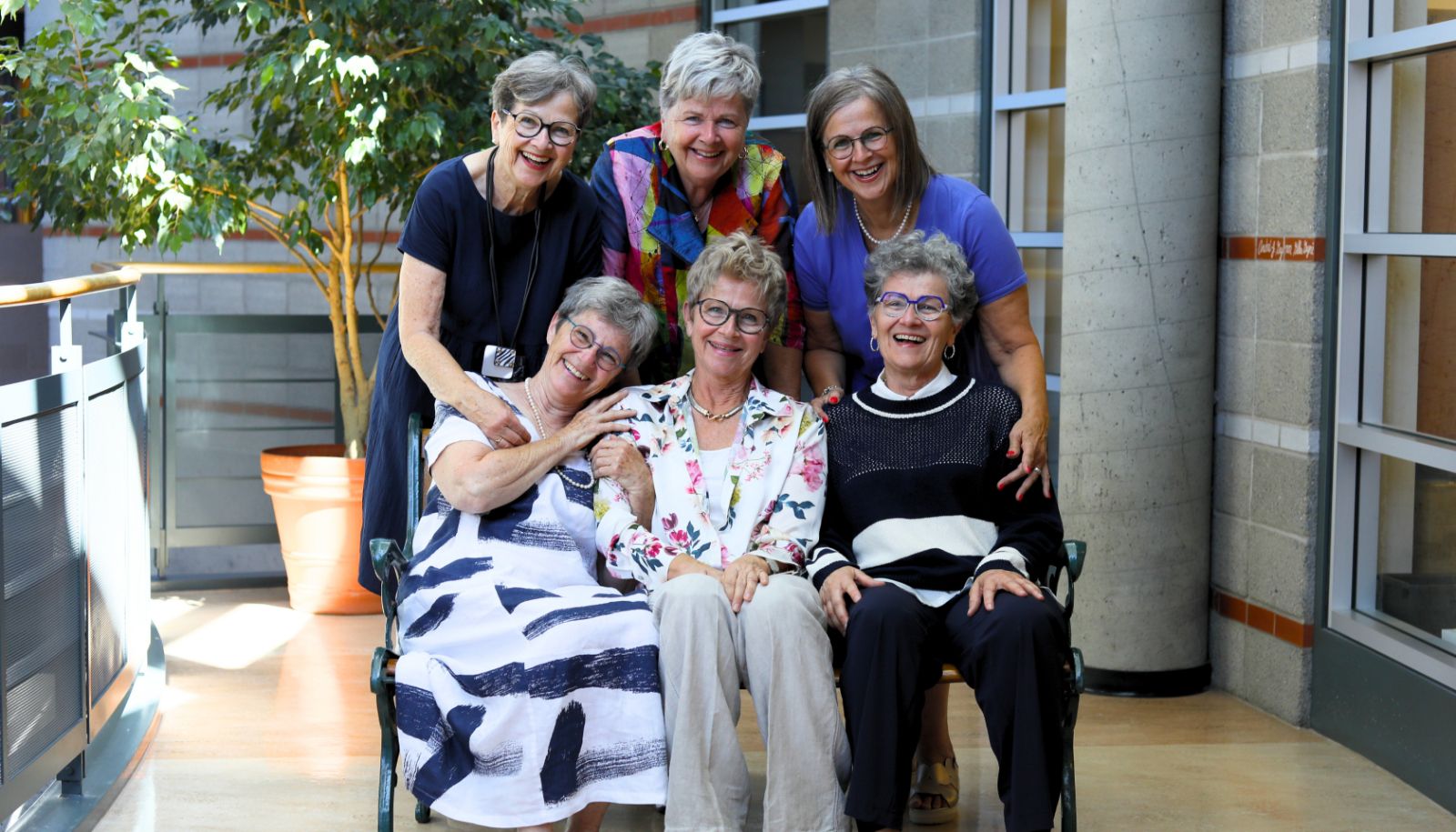 Les sœurs Bourgeois réunies sur le campus. De gauche à droite dans la rangée du haut : Louise, Andrée, Luce. Et dans la rangée du bas : Esther, Marguerite et Marthe.