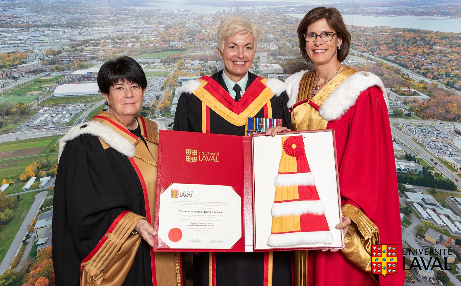 <p>Jennie Carignan a reçu un doctorat <i>honoris causa</i> de l'Université Laval en 2019. Elle était ici entourée de Monique Richer, secrétaire générale de l'Université Laval, et de la rectrice Sophie D'Amours.</p>