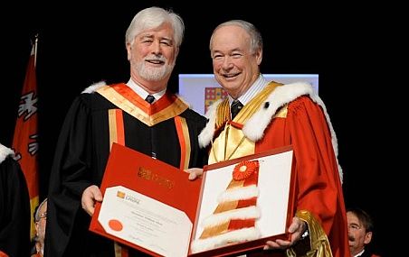 <p>William Moss a reçu son doctorat d'honneur des mains du recteur Denis Brière.</p>