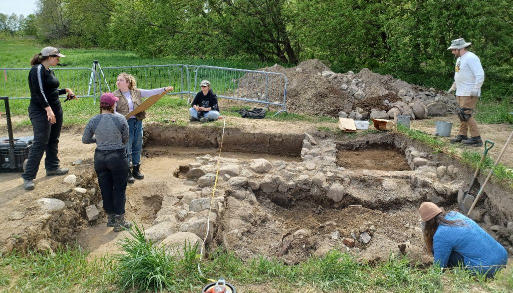 <p>Trois aires de fouilles ont dévoilé les vestiges associés à une résidence du 18e siècle et à un bâtiment du 19e siècle.</p>