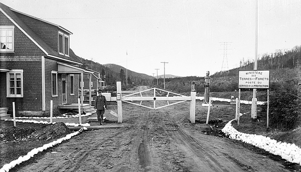 <p>Barrière à Stoneham sud dans le parc des Laurentides en 1938.</p>
