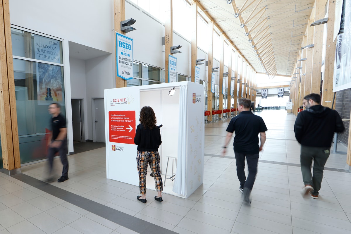 Ces dernières semaines, la cabine vidéo de La science, pas si compliquée! a fait des apparitions surprise dans différents lieux publics, notamment au PEPS.