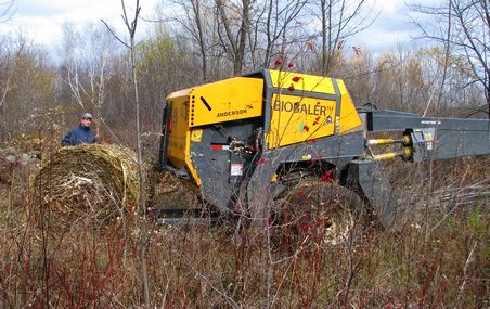 <p>Le "Biobaler" coupe, broie grossièrement et enroule la végétation qui pousse sur des terres en friche. Les ballots qu'il produit peuvent être manipulés et transportés comme des bottes de foin.</p>