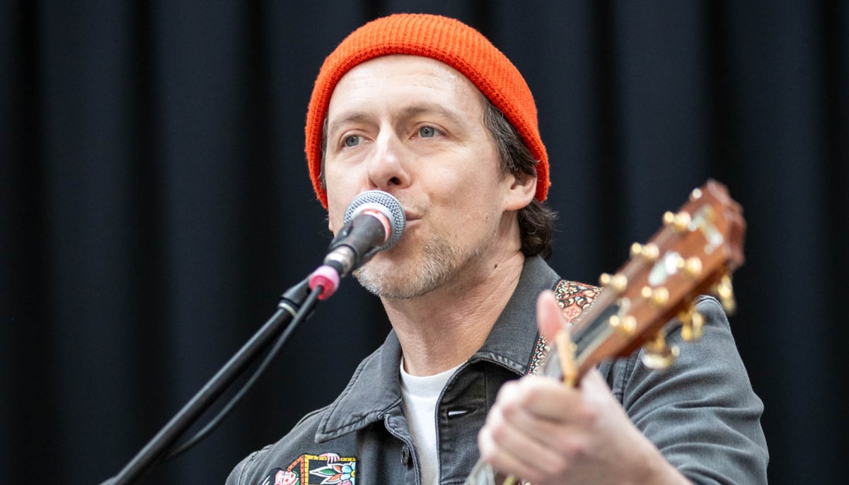 L'auteur-compositeur-interprète Patrice Michaud, diplômé en littérature de l'Université Laval, a offert une prestation pour l'occasion.