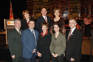 Des membres du comité de campagne 2007. Première rangée: Jean-Claude Méthot, représentant des retraités; Jean Poirier, coordonnateur d'opérations pour le Service de placement et représentant des professionnels; Danielle Fleury, registraire et coprésidente; Geneviève Tirman, Faculté de pharmacie, représentante des chargés de cours, et Richard Pleau, doyen de la Faculté d'architecture, d'aménagement et des arts visuels et coprésident. Deuxième rangée: Nathalie LeBlanc, vice-présidente, développement philanthropique de la Fondation; Claude Parent, directeur, développement philanthropique de la Fondation; Aline Guimont, secrétaire de gestion à la Faculté des sciences de l'administration et représentante des employés de soutien et technique.