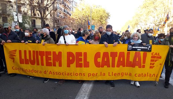 Banderole brandie par des travailleuses et des travailleurs, ainsi que des bénévoles de la Coordinadora d’Associacions per la Llengua catalana, la Coordinatrice d’associations pour la langue catalane, le 18 décembre 2021 à Barcelone, lors d’une manifestation en appui au système d’immersion scolaire catalan. «Lluitem pel catala!» signifie «Nous luttons pour le catalan!»