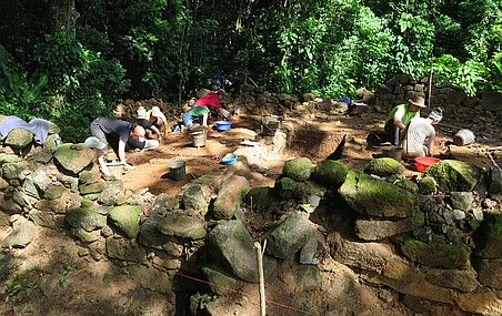 <p>Photo prise lors de la première semaine de fouilles dans le secteur ouest du magasin de l'Habitation Loyola, en Guyane française.</p>