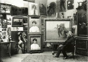 <p>L'artiste peintre paysagiste Marc-Aurèle de Foy Suzor-Coté posant dans son atelier parisien en juillet 1904. Il a vécu en France de façon quasi ininterrompue entre 1897 et 1907.</p>
