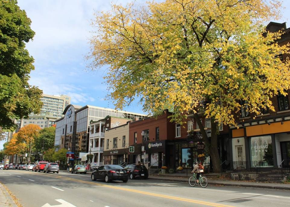 <p>Situé dans l'arrondissement La Cité-Limoilou, le quartier Saint-Sacrement s'étend de l'avenue Belvédère à l'avenue Painchaud et du boulevard René-Levesque au boulevard de l'Entente et à la falaise du coteau Sainte-Geneviève.</p>