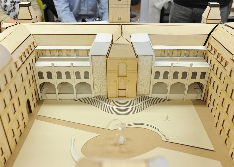 Fermée et non utilisée, la cour intérieure de l'hôtel du Parlement a été ciblée comme un bon point de départ pour redonner à la population un accès à la colline parlementaire.