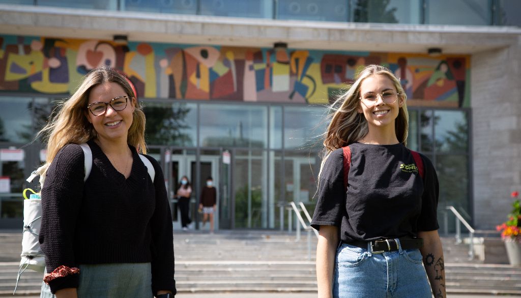 Marie-Hélène Lallemand et Justine Harvey devant le pavillon Ferdinand-Vandry, où elles entament un baccalauréat en sciences infirmières.