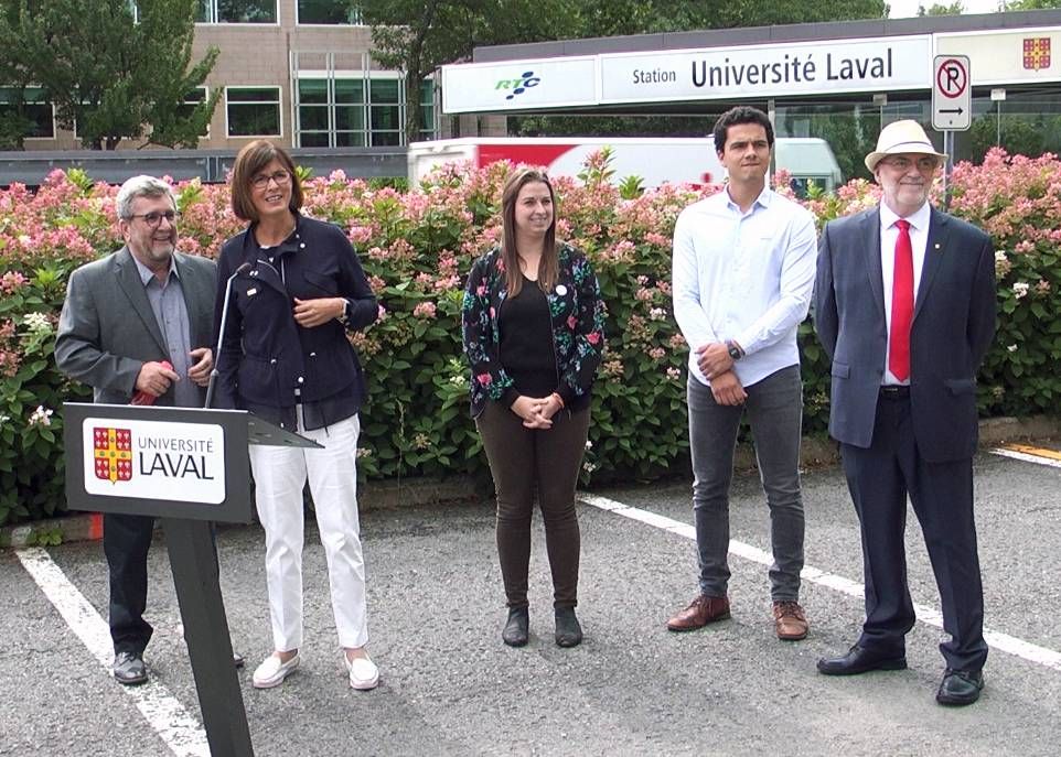 Dans les instants qui ont suivi la fin de la conférence de presse. On aperçoit, dans l'ordre habituel, le maire de la ville de Québec, Régis Labeaume, la rectrice Sophie D'Amours, la présidente de la CADEUL, Laurence Vaillancourt, le président de l'AELIÉS, Nicolas Pouliot, et le vice-recteur aux études et aux affaires étudiantes, Robert Beauregard.
