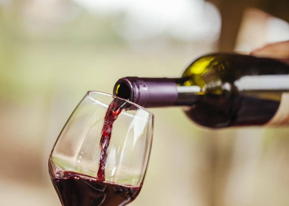Au Québec, les vins rouges produits à partir de cépages hybrides ont des propriétés organoleptiques particulières qui ne sont pas prisées par tous les consommateurs.