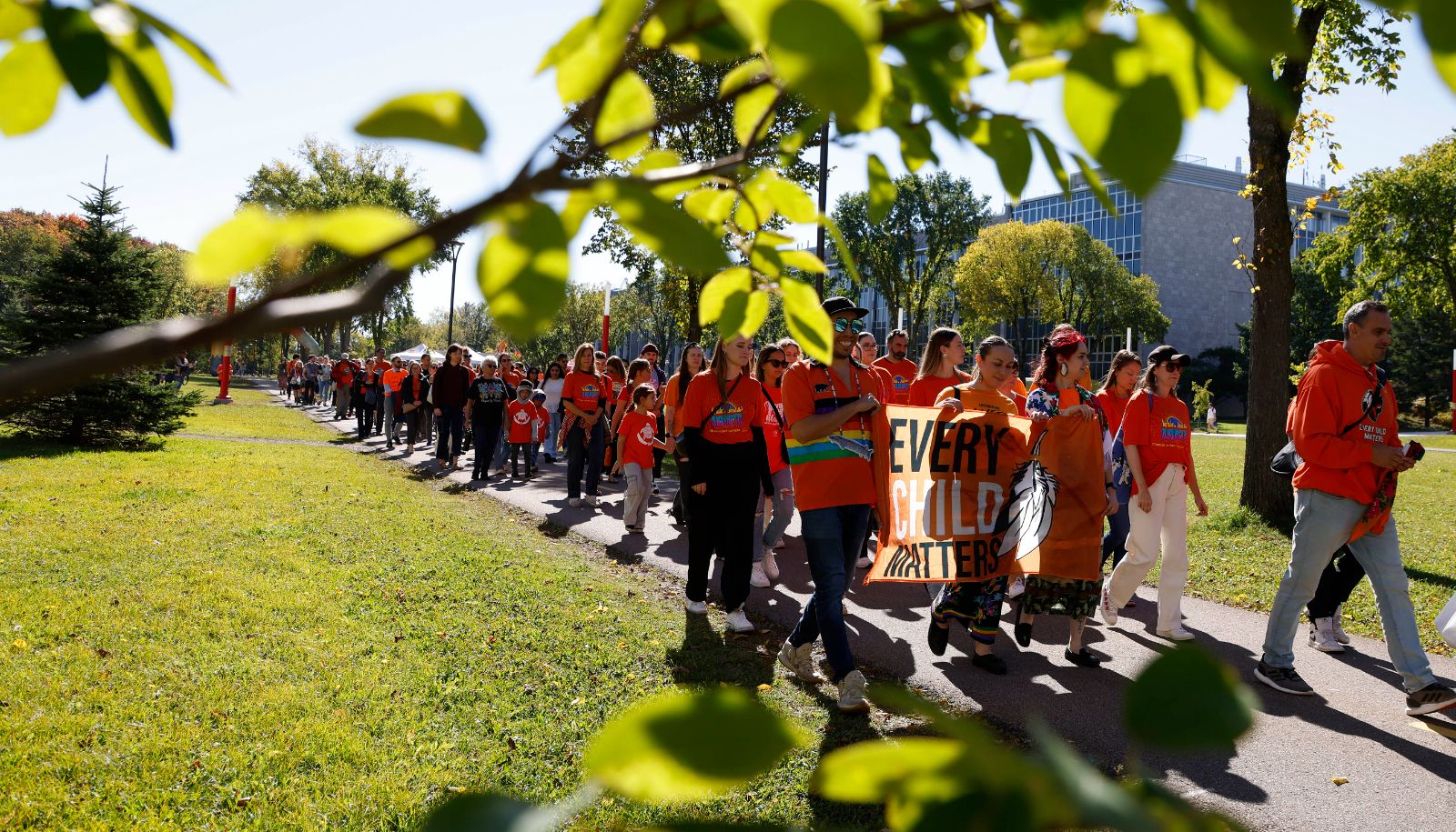 Plus d'une centaine de personnes ont participé à une marche sur le campus animée par Yves Sioui du Bureau des Premiers Peuples de l'Université Laval.
