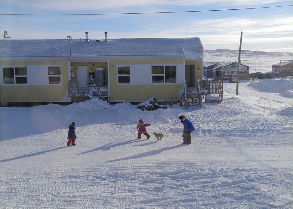 Le nouveau contexte de la recherche dans l'Arctique implique que les Inuit ne veulent plus être de simples objets de recherche. Ils veulent participer à la définition des priorités et des objectifs. Ils veulent aussi voir des recherches qui apportent des résultats concrets et des changements.