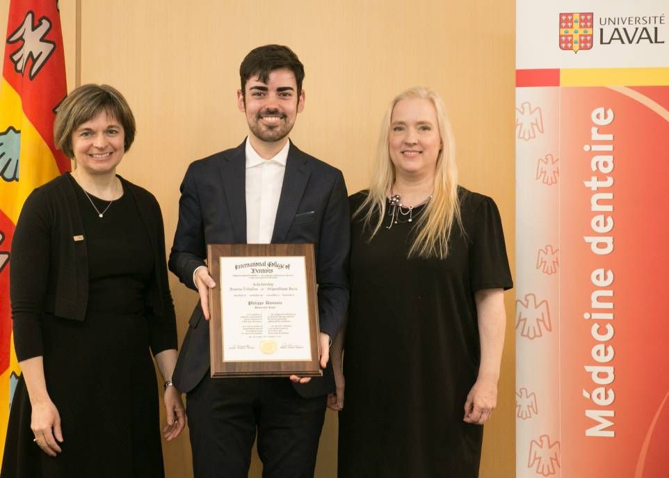 Le finissant au doctorat en médecine dentaire, Philippe Daunais, entouré de la doyenne, Cathia Bergeron, et de la codirectrice de programme, Christine Nadeau, reçoit le prix de l'International College of Dentists.