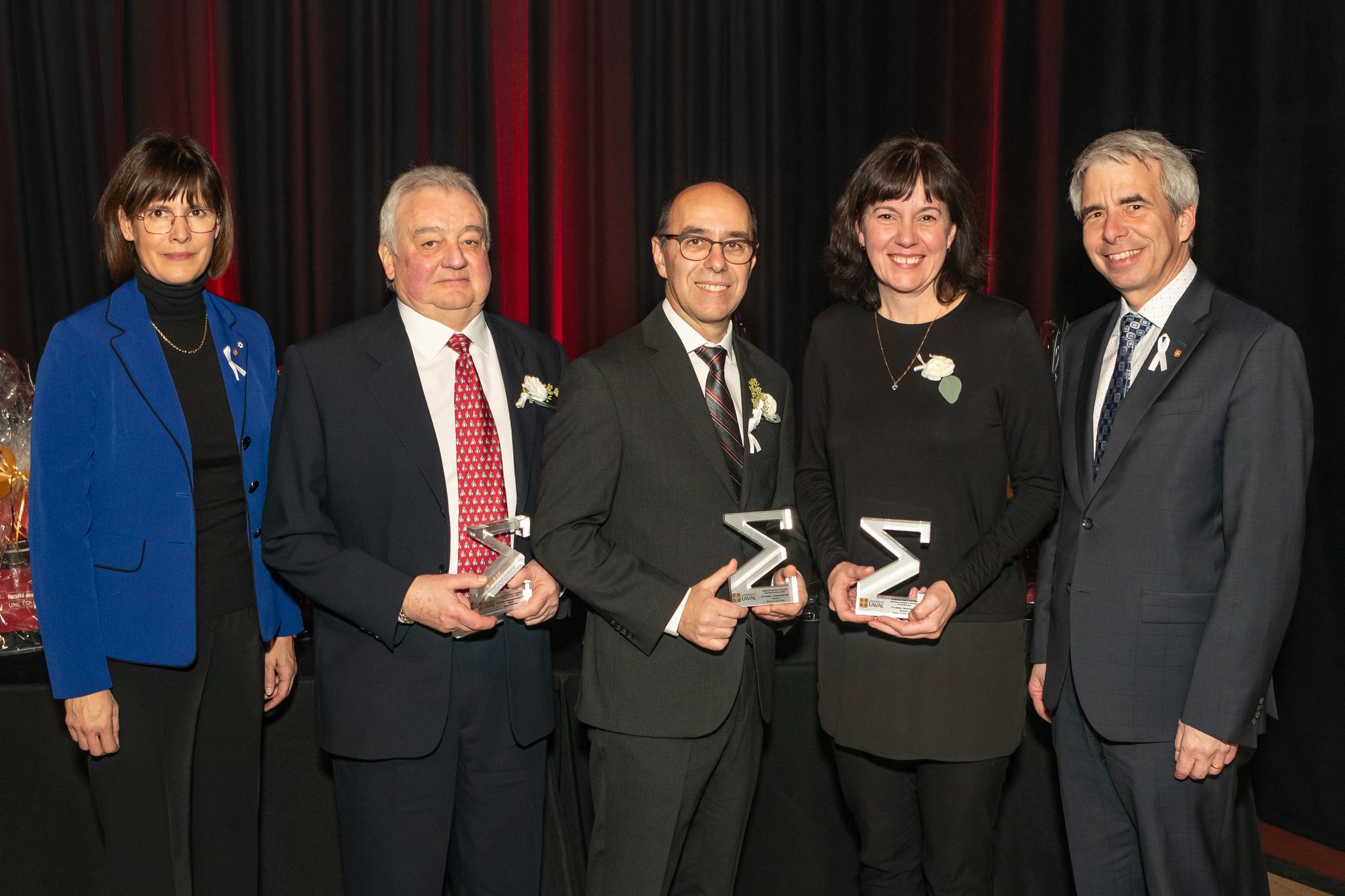<p>Les lauréats de prix Summa 2019, Alain Adnot, Jean Lemay et Caroline Duchaine, entourés de la rectrice, Sophie D'amours, et du doyen de la Faculté, André Zaccarin.</p>