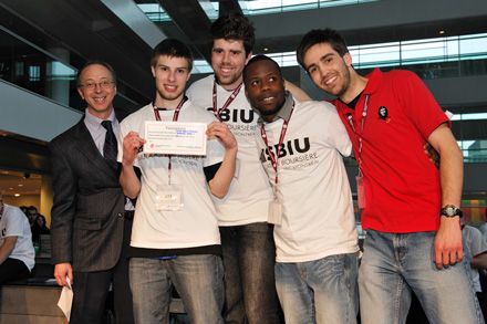 Stephen Kibsey, vice-président, gestion des risques ? Marchés boursiers à la Caisse de dépôt et placement du Québec, en compagnie les étudiants de la Faculté des sciences de l'administration Antoine Carignan, Bastien Touchette, Julien Mbonyineza et François Létourneau-Cloutier, le 13 mars, au Parquet du Centre CDP Capital.